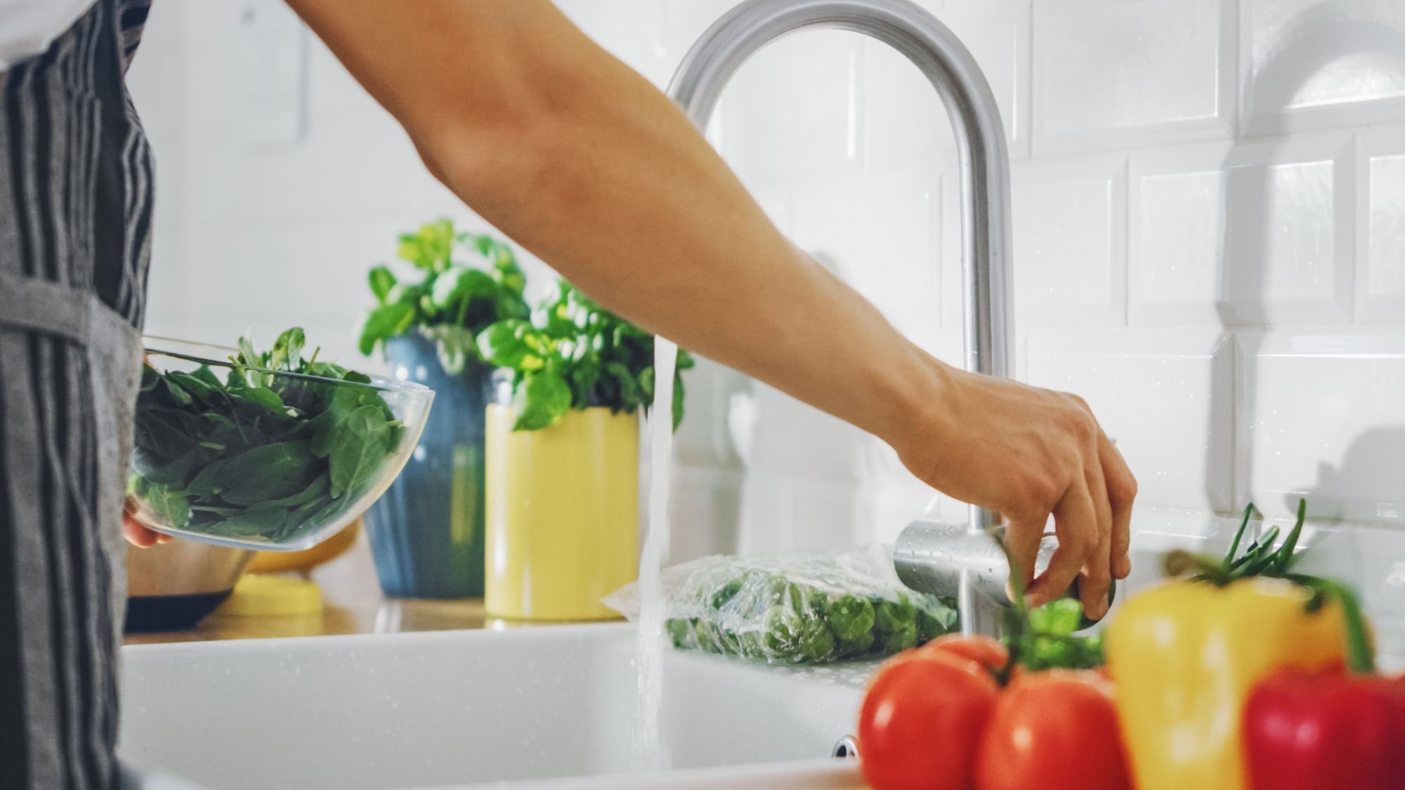 Il ne suffit pas de laver vos fruits pour éliminer les pesticides, voici la meilleure méthode selon l’Université de Massachusetts
