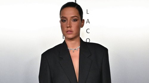 Nue sous une veste de costume, Adèle Exarchopoulos (31 ans) électrise Cannes