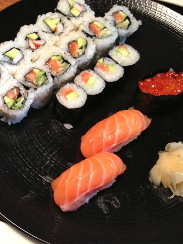 Marrant : un chef cuisine les plus petits sushis du monde