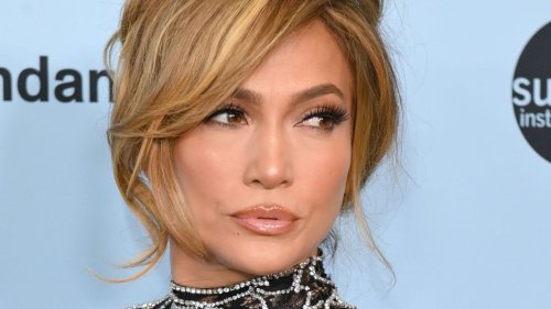 Jennifer Lopez (55 ans) se la joue Power Ranger en combinaison rose ultra moulante au GP de Djeddah