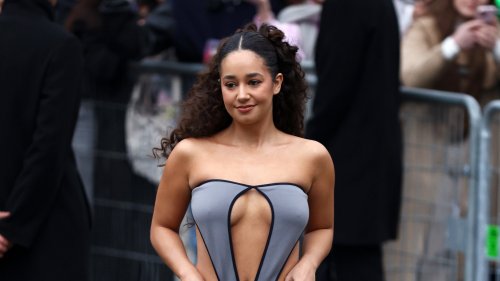 Ventre à l'air, épaule dénudée et top à découpes, Léna Mahfouf ose un look audacieux au défilé Miu Miu