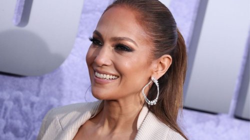 Jennifer Lopez, outrageusement sexy : la chanteuse dévoile sa poitrine en (très) gros plan