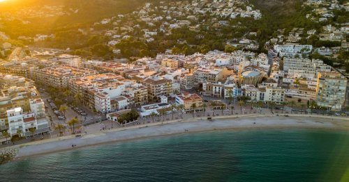 Oubliez Ibiza, cette station balnéaire espagnole est la nouvelle destination à la mode et elle possède l'une des plus belles plages d'Europe