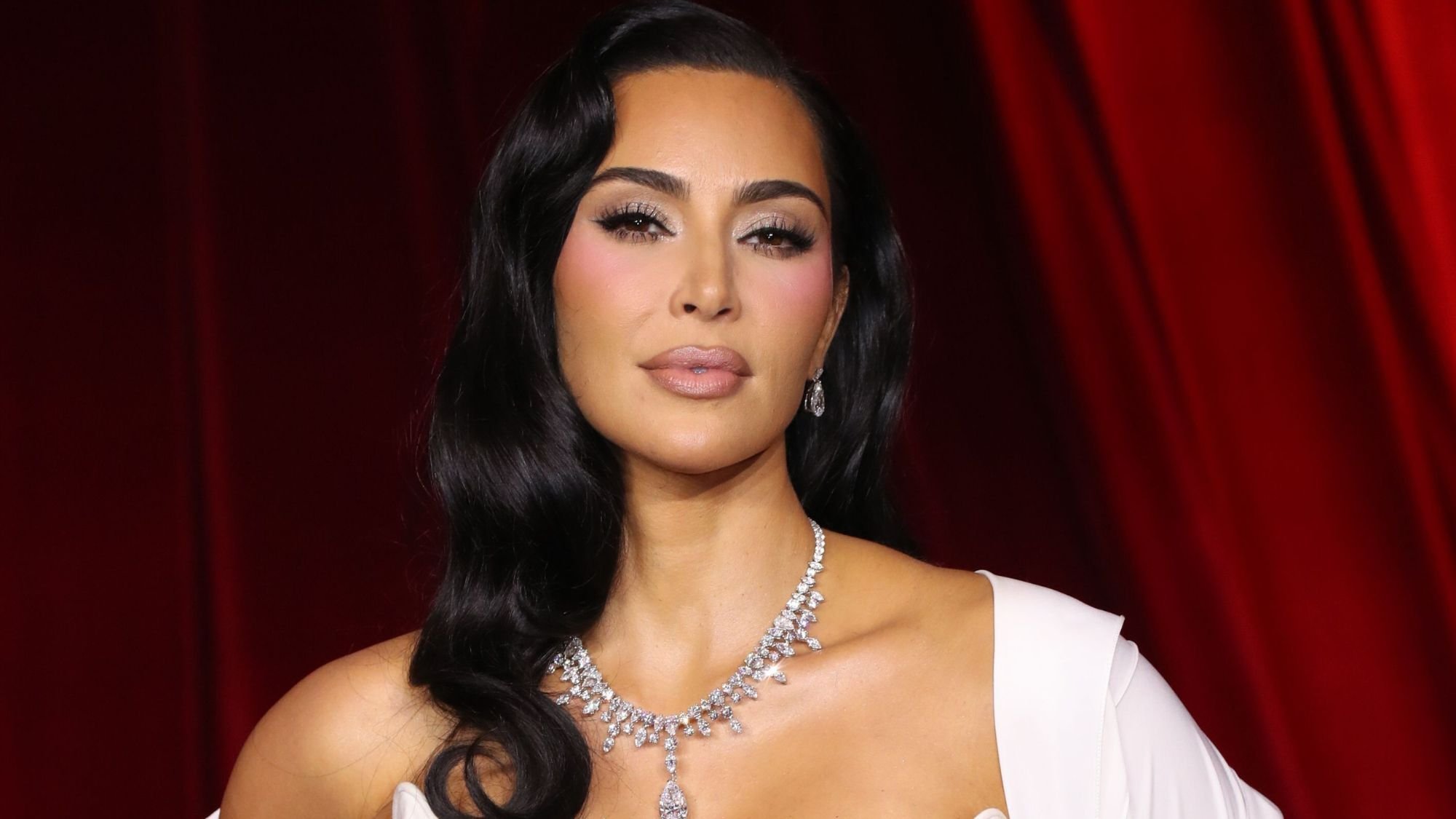 Kim Kardashian dévoile sa chute de reins dans une robe dos-nu très échancrée en cuir et transparence