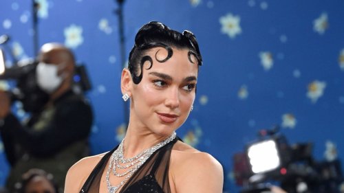 Dua Lipa (28 ans) captivante dans une robe en dentelle fendue jusqu’en haut de la cuisse, porte-jarretelles et bas résille, en France