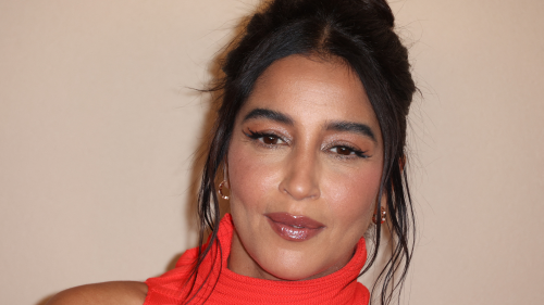Leïla Bekhti (41 ans) incendiaire dans une mini-robe rouge moulante