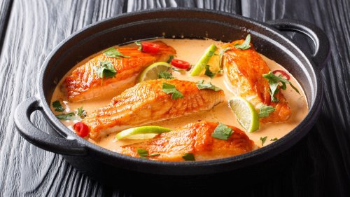 Découvrez l’alléchante recette bouillon thaï au saumon, lait de coco, curry et citron vert de Cyril Lignac