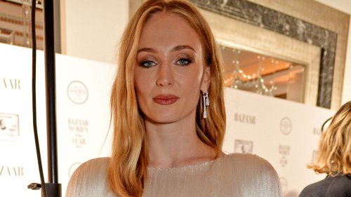 Sophie Turner (Game of Thrones) dévoile ses jambes fuselées dans un short microscopique : elle porte l’uniforme du printemps