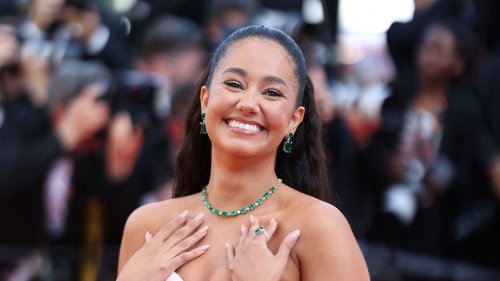 Léna Mahfouf (27 ans), somptueuse en robe bustier au décolleté pigeonnant : elle laisse tout le monde sans voix