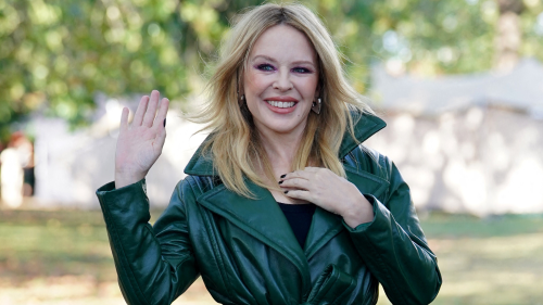 Kylie Minogue outrageusement sexy dans une robe nuisette fendue jusqu'en haut de la cuisse - Grazia