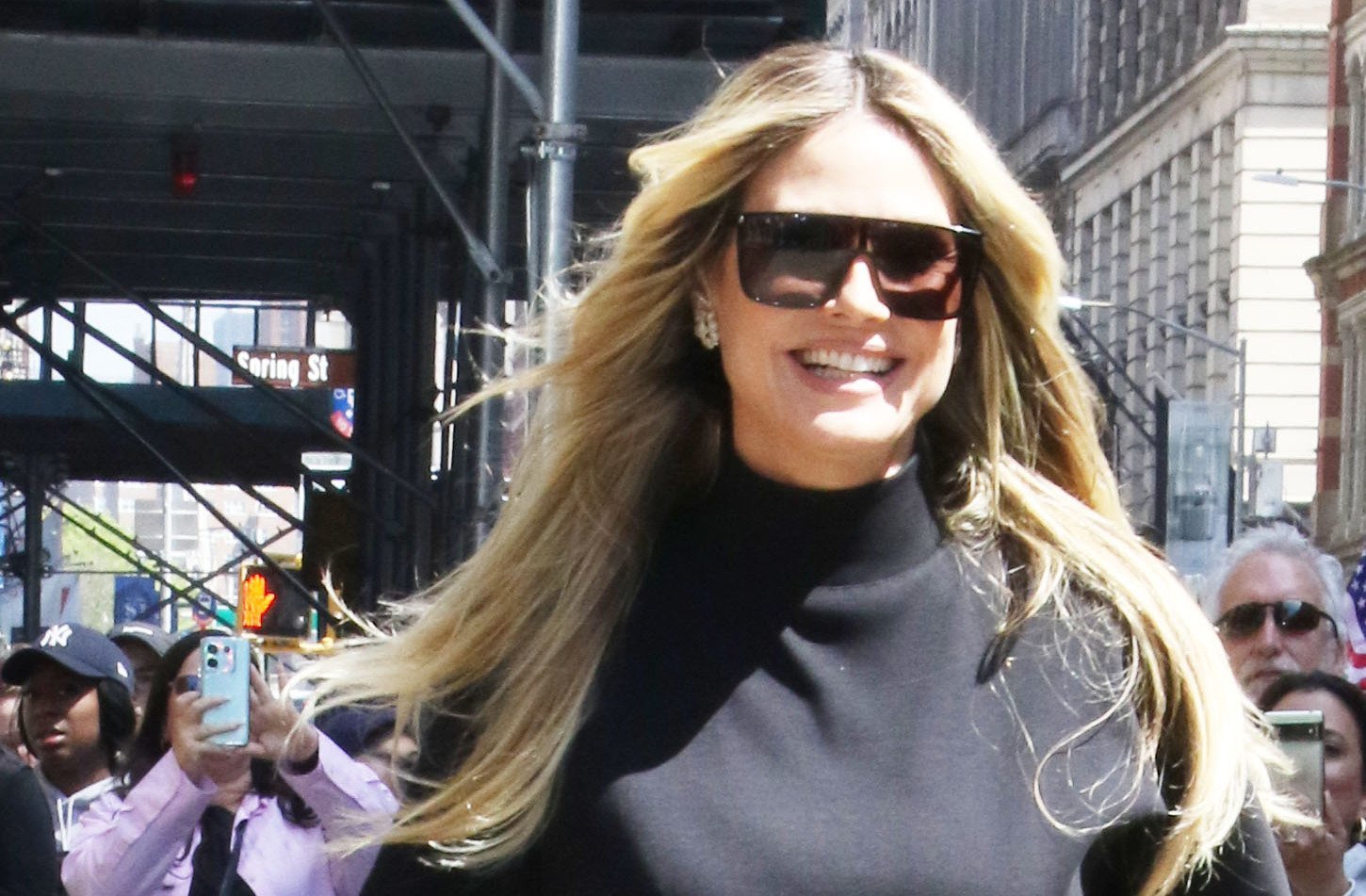 Heidi Klum (51 ans) succombe en toute beauté à la tendance de la mini-jupe, dévoilant ses jambes de rêve