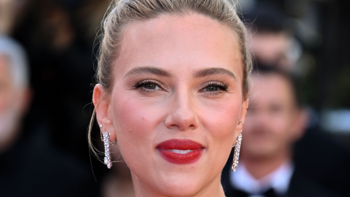 Scarlett Johansson (40 ans) renversante en robe bustier à Cannes : son hommage mode glamourissime à Lady Di