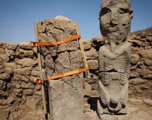 The 11,000-Year-Old Giant Statue of a Man Clutching His Genitals