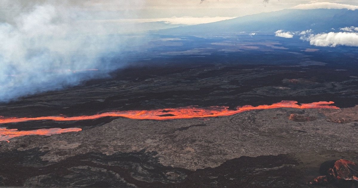 Hawaii’s chill volcano Mauna Loa and its feisty neighbor Kilauea have quite a bit in common