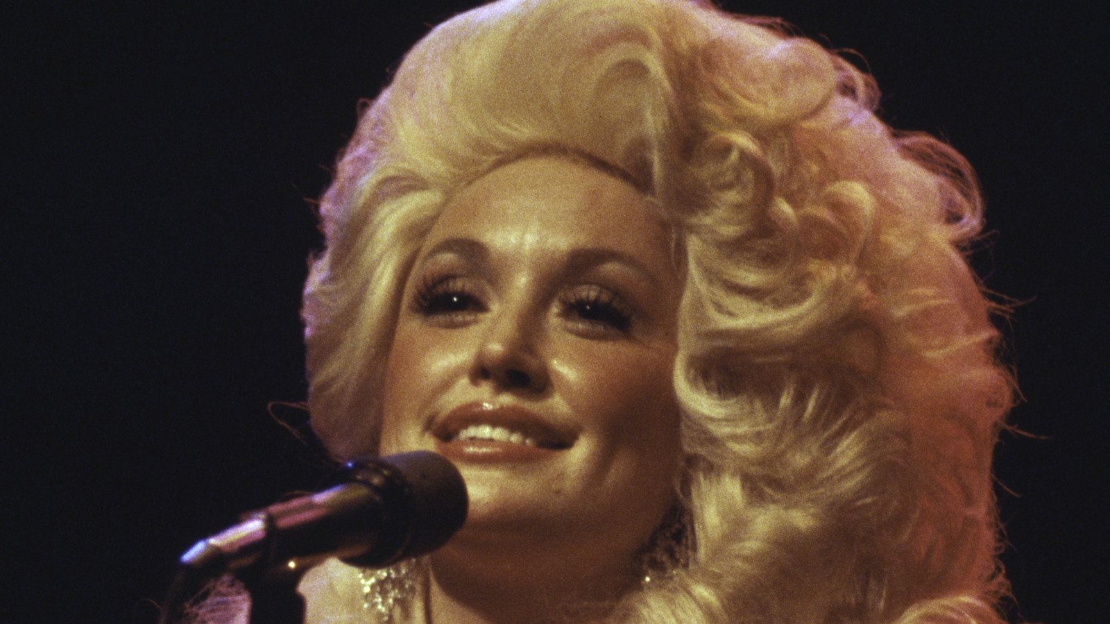 Inside The Time Dolly Parton Was Targeted By The KKK - Grunge