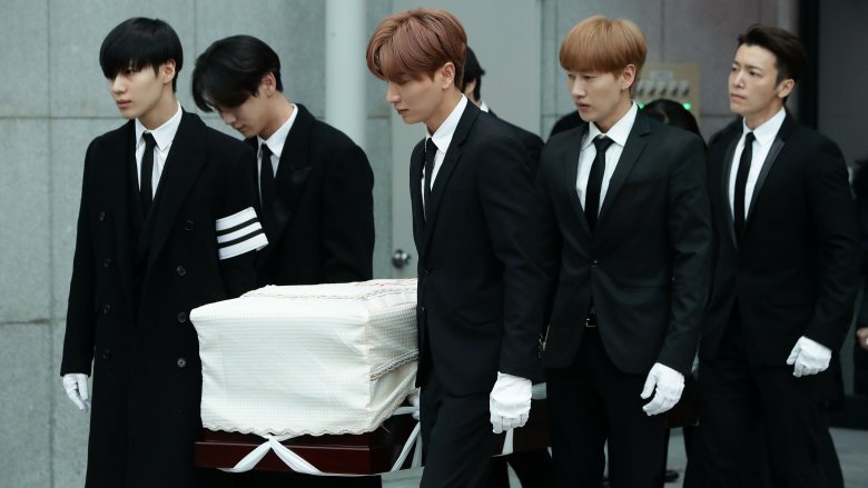 K-Pop Stars Who Tragically Died Before 30 - Grunge