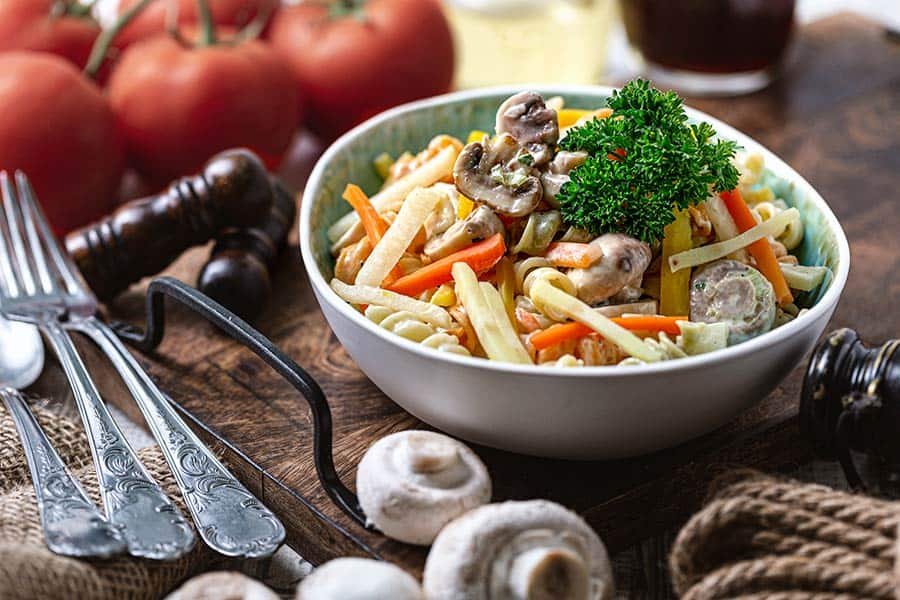 Den Nudelsalat mit Pilzen musst Du unbedingt probieren! Genial lecker