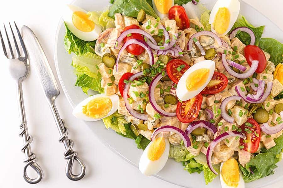 Ein bunter Kohlrabisalat als Low Carb Alternative zum Nudelsalat