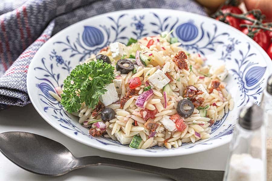 Eine weitere leckere Variation ist der Nudelsalat auf griechische Art