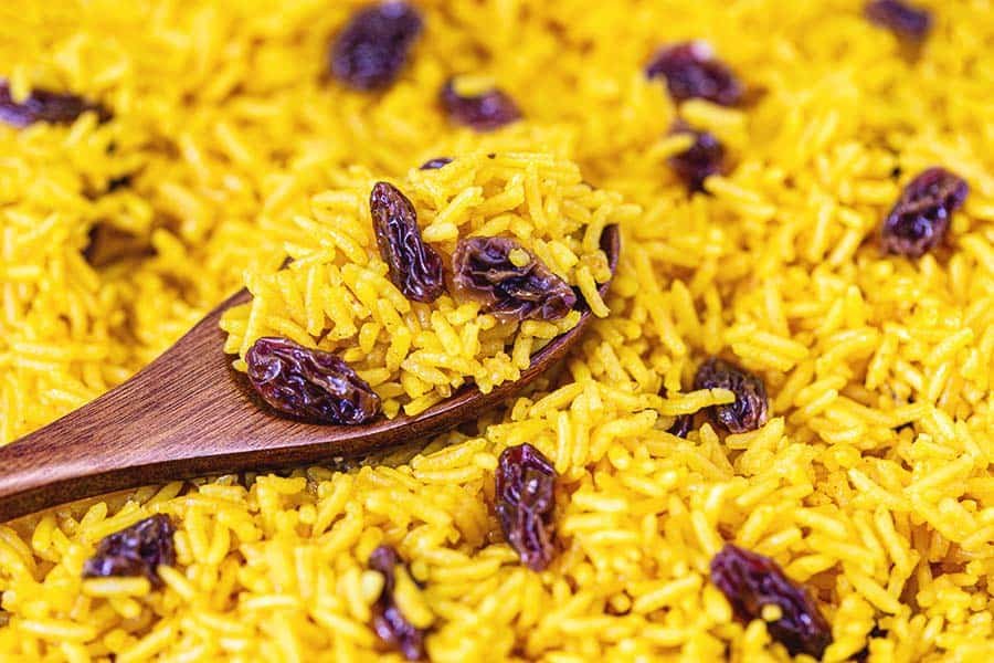 Der gelbe Reis mit Rosinen bringt eine feine Aromatik auf den Teller