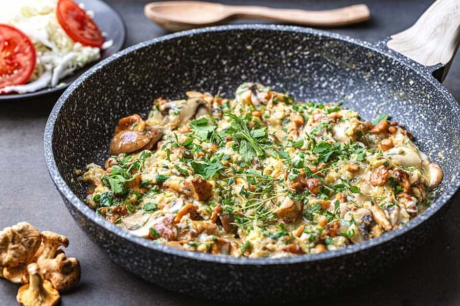 Kräuteriges Rührei mit Pilzen