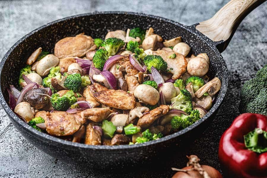 Huhn mit Brokkoli & Pilzen ein schneller Genuss aus einer Pfanne