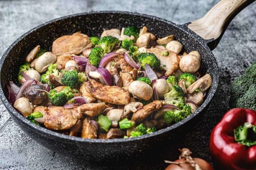 Huhn mit Brokkoli & Pilzen ein schneller Genuss aus einer Pfanne