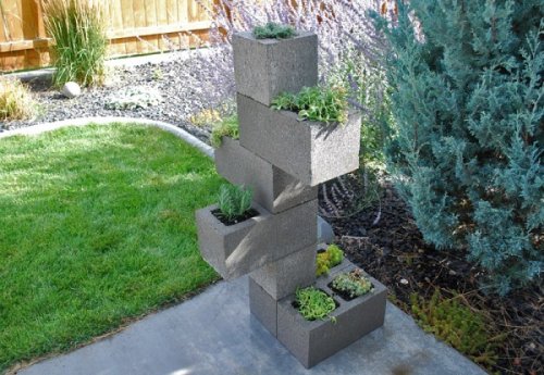 Jardinera vertical DIY con bloques de hormigón
