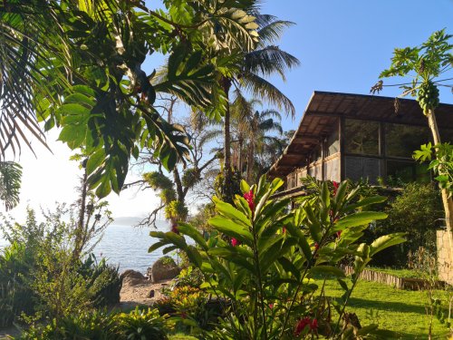 Pousada intimista oferece retiros em ilha paradisíaca e vivências de yoga