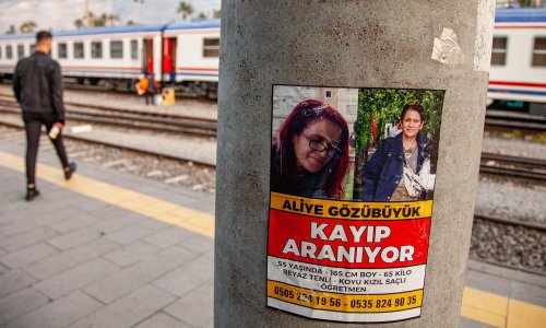 a-month-on-relatives-still-search-for-earthquake-victims-in-turkey