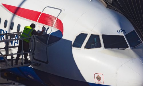 Thousands of British Airways workers to get pay rise of up to 13%