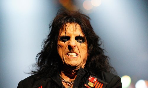 Alice Cooper review – guillotine-wielding rocker is no longer a cut above