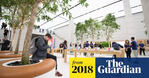 Claps and cheers: Apple stores' carefully managed drama