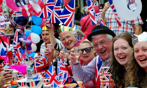 Queen’s platinum jubilee to be marked by 16,000 street parties across England