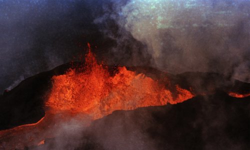 the-ground-near-hawaii-s-mauna-loa-volcano-is-shaking-what-does-it