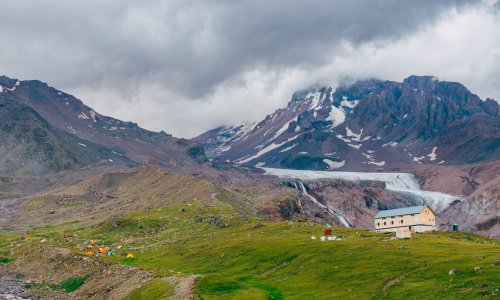 ‘It started with a toilet’: the hikers’ hut cleaning up Georgia’s Mount Kazbek