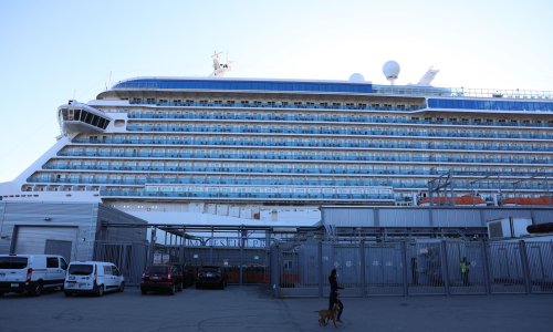 majestic-princess-cruise-ship-passengers-disembark-in-sydney-after