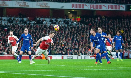 Laurent Koscielny’s unusual goal seals victory for Arsenal over Chelsea