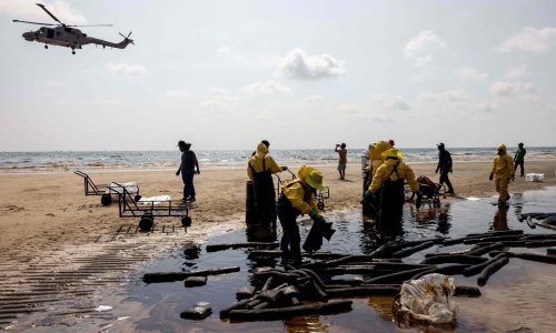 Beach in Thailand declared disaster area after oil pipeline leak