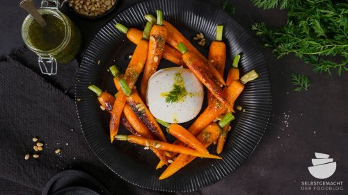 Karamellisierte Möhren mit Pesto und Burrata