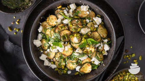 Gebratener Zucchinisalat mit Feta, Minze und Pistazien