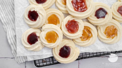 Einfaches Spritzgebäck mit Spritzbeutel und Marmelade