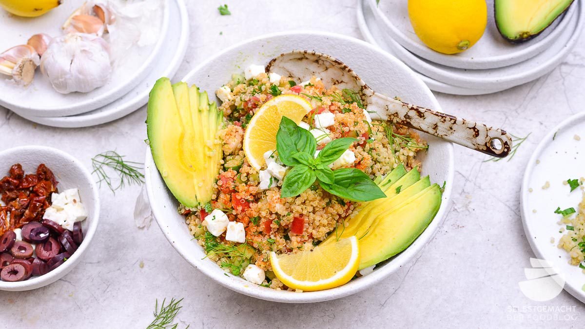 Gesunder Quinoa Salat mit Avocado