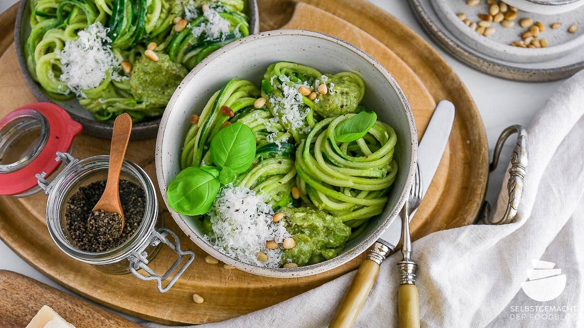 Zoodles mit Avocadopesto (Low Carb Zucchini Spaghetti)
