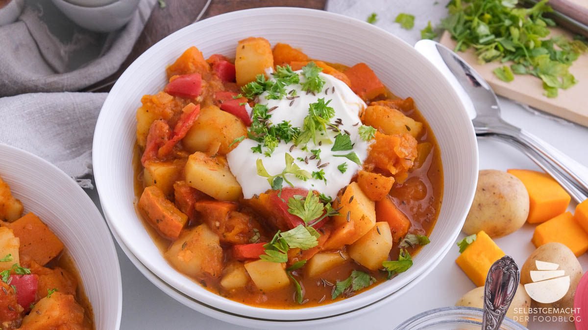 Einfaches Kürbisgulasch für die ganze Familie (vegetarisch)