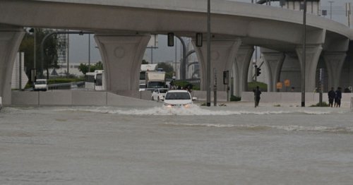 Dubai'de sağanak yağış sele neden oldu: Arabalar sular altında kaldı, uçaklar zor ilerledi! - Son dakika haberi