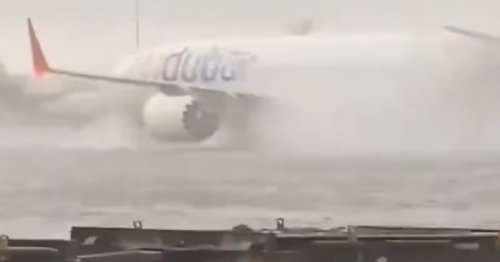 BAE'de şiddetli yağış: Uçak sel sularında güçlükle ilerledi