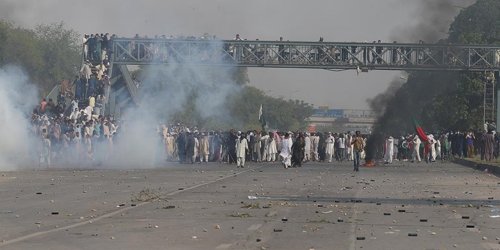 Pakistan karıştı: İmran Han destekçileri polisle çatıştı