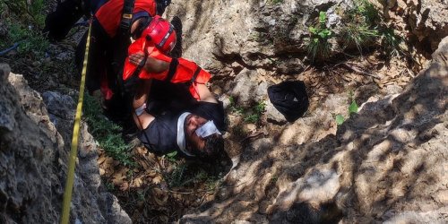 Mardin’de Kayalıklardan Düşüp Yaralandı