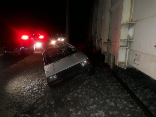Tarsus’ta yük treni, demiryoluna bırakılan otomobile çarptı